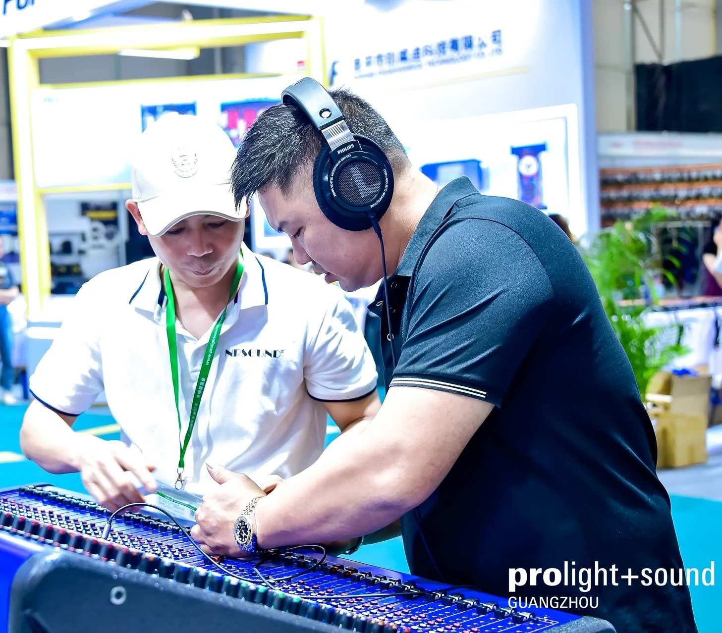 At a stand at Prolight + Sound Guangzhou, visitors can gather information and take part in interactive activities.