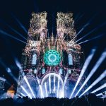 DJ Show mit Robe an der monumentalen Kathedrale Notre-Dame von Laon