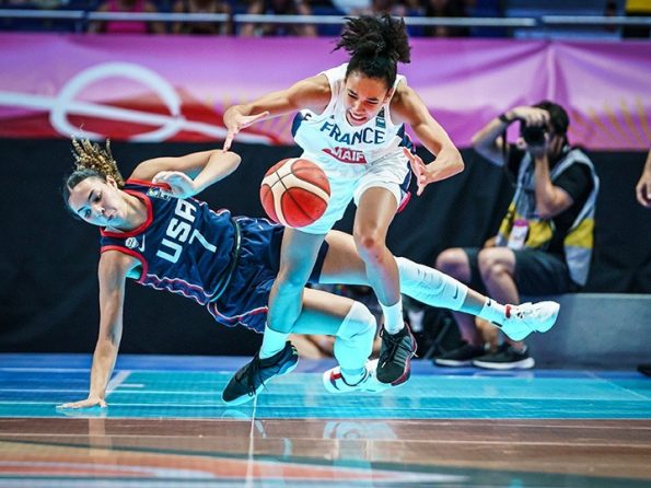 Spielerinnen aus Frankreich und den USA kämpfen im Fallen um den Ball bei der U19-WM in Madrid.