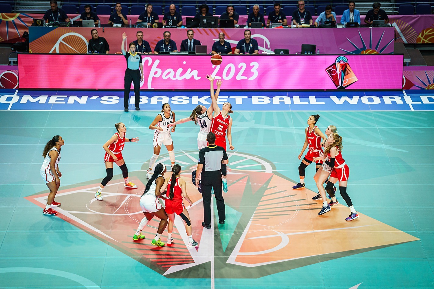 Sprungball beim FIBA U19 Women’s World Cup 2023 auf farbigem LED-Glasboden in Spanien.