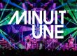 Das Bild zeigt eine beeindruckende Live-Bühnenszene mit einer dynamischen Lichtshow. Der Hintergrund ist von intensiven grünen und violetten Lichteffekten geprägt, die strahlenförmig von verschiedenen Punkten ausgehen und den gesamten Raum einhüllen.
In der Mitte des Bildes befindet sich das große, weiße Logo von Minuit Une, das prominent über die Szene gelegt wurde. Auf der Bühne stehen mehrere Musiker, die von einer aufwendigen Lichtinstallation umgeben sind.
Die Beleuchtung erzeugt eine immersive Atmosphäre, die typisch für die IVL-Technologie von Minuit Une ist. Die Kombination aus multidirektionalen Lichtstrahlen, Projektionen und der energiegeladenen Live-Performance vermittelt den Eindruck eines intensiven, mitreißenden Konzerterlebnisses.