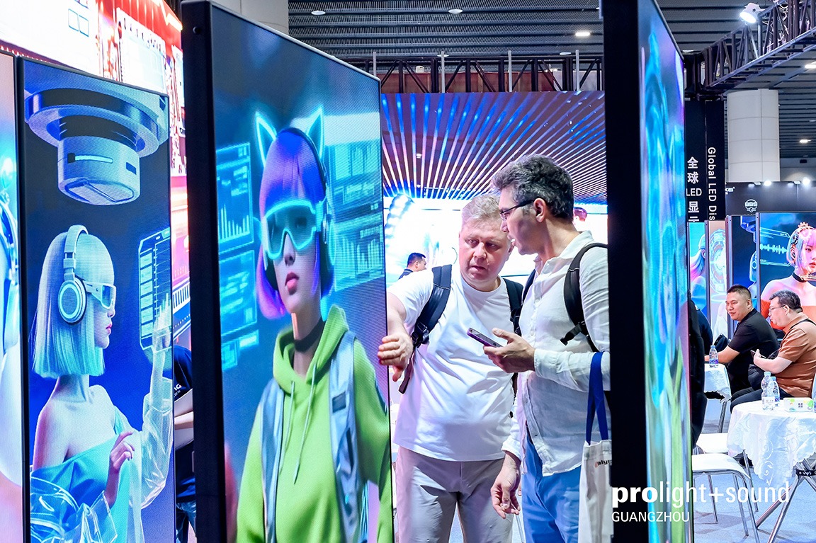 Besucher betrachten schmale LED-Displays mit futuristischen Motiven