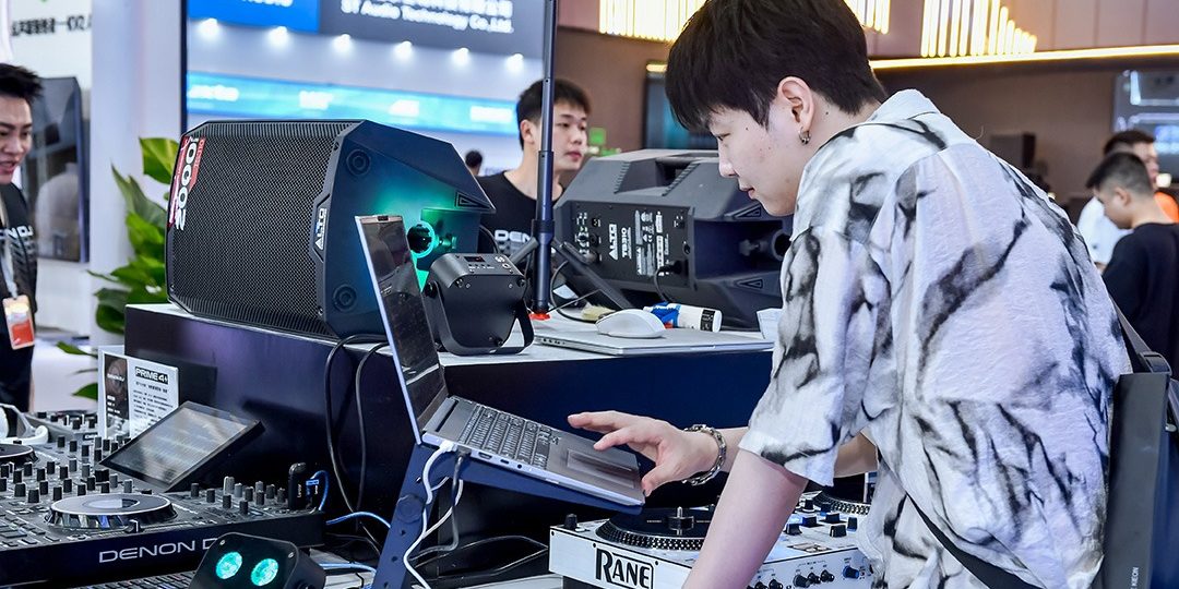 Recording & Production Zone Prolight + Sound Guangzhou Besucher testet DJ- und Audioequipment auf der Prolight + Sound Guangzhou