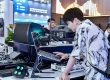 Besucher testet DJ- und Audioequipment auf der Prolight + Sound Guangzhou