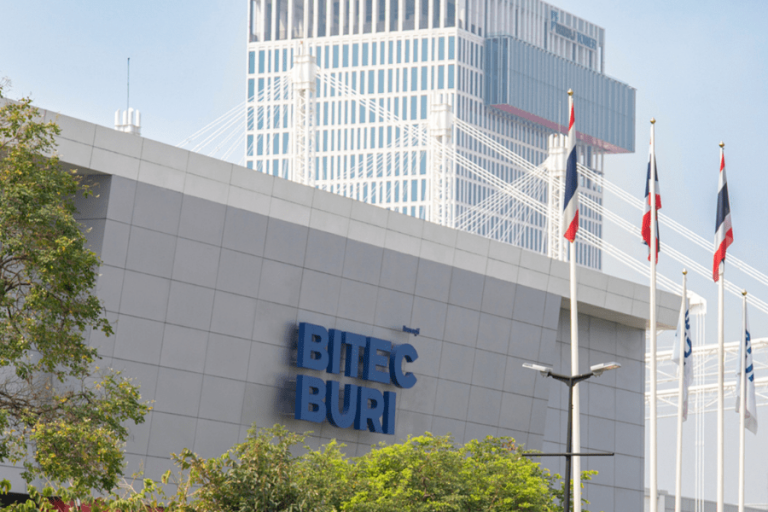 Fassade des BITEC BURI in Bangkok mit Flaggen und Hochhaus im Hintergrund