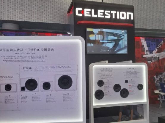 Celestion-Messestand mit Lautsprecherkomponenten und beleuchteten Produktdisplays