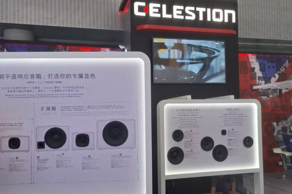 Celestion-Messestand mit Lautsprecherkomponenten und beleuchteten Produktdisplays
