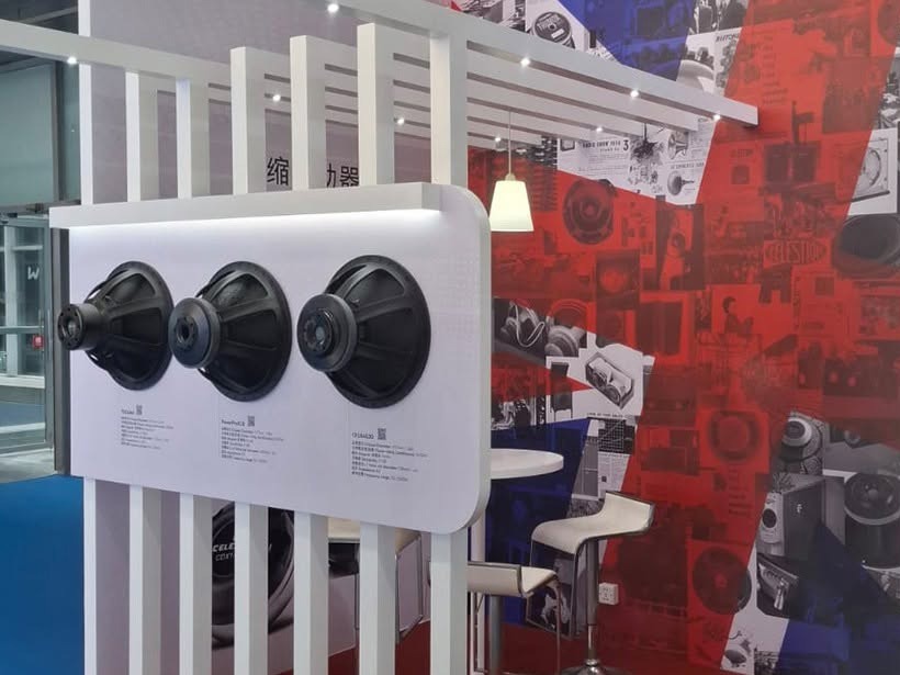 Celestion-Stand mit ausgestellten Lautsprechertreibern vor rot-blauem Markenhintergrund