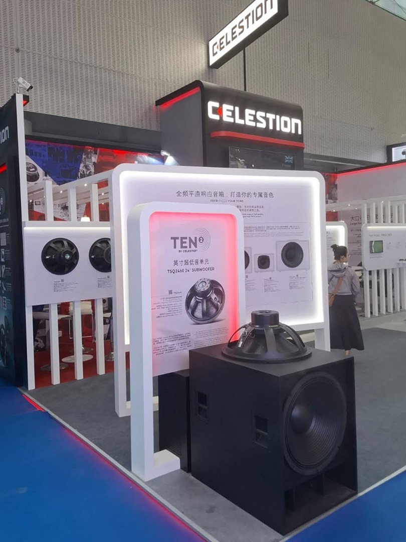 Celestion-Stand mit TEN2 Subwoofer, großem Treiber und beleuchteter Produktpräsentation