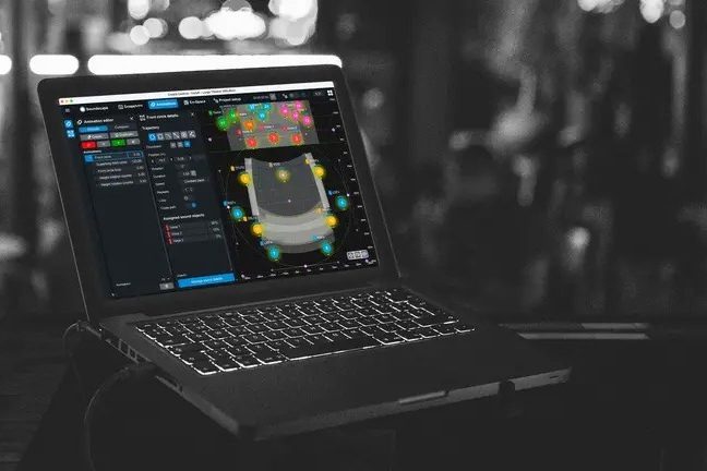 Laptop mit geöffneter d&b Create.Control Software, die ein Bühnen-Setup zeigt.