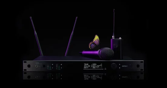 Das Bild zeigt ein hochwertiges Drahtlossystem aus der DPA N-Serie Digital Wireless, bestehend aus mehreren Komponenten. Im Mittelpunkt steht ein N-DR1 Digital Wireless Receiver, ein professioneller Zweikanalempfänger mit zwei aufrecht stehenden Antennen, mehreren LED-Anzeigen und einem Display, das technische Informationen wie Frequenzen und Signalstärke darstellt. Auf dem Empfänger liegt ein kabelloses Handmikrofon, das zum DPA d:facto™-Sortiment gehören könnte. Rechts daneben steht ein Bodypack-Transmitter mit einer angeschlossenen Antenne, der eine kompakte und robuste Bauweise aufweist. Das gesamte Equipment ist in einem eleganten, schwarzen Design mit modernen, lila Akzenten gehalten. Besonders auffällig ist ein Schmetterling, der auf dem Mikrofon platziert ist. Dies könnte symbolisch für die klare und natürliche Klangqualität der DPA-Produkte stehen. Der Hintergrund ist tiefschwarz, was das Equipment in den Fokus rückt und die hochwertige Ästhetik der Produktreihe unterstreicht.