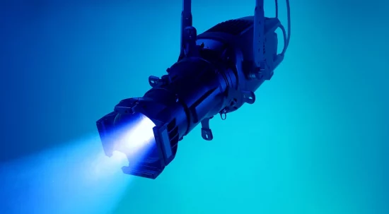 Ein schwarzer LED-Scheinwerfer strahlt einen intensiven blauen Lichtkegel aus.