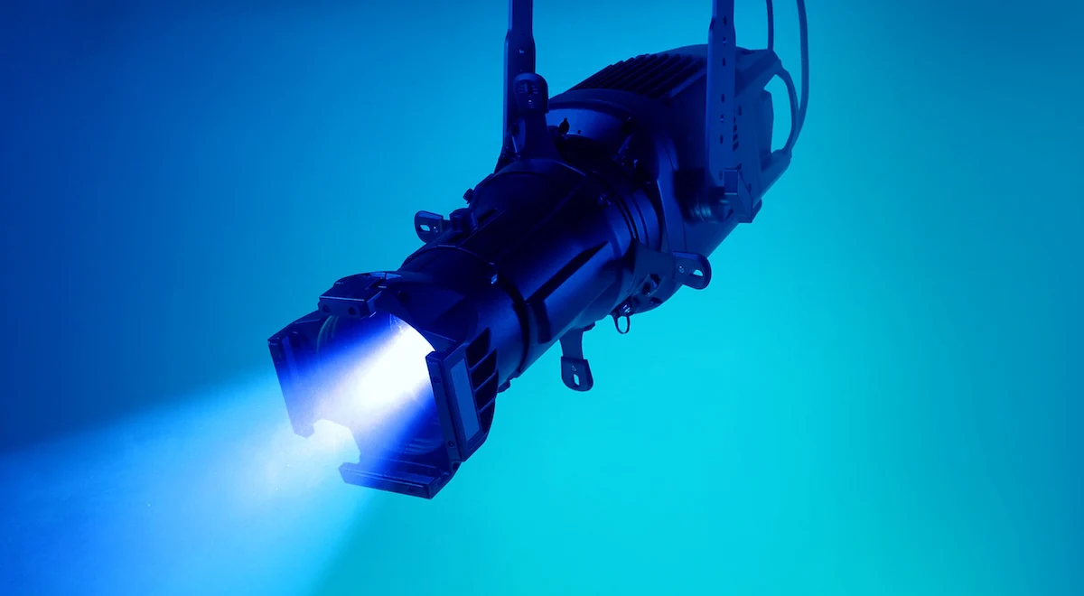 Ein schwarzer LED-Scheinwerfer strahlt einen intensiven blauen Lichtkegel aus.