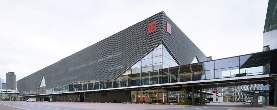 Moderne Messehalle 12 der Messe Frankfurt mit Glasfassade und markantem Winkelbau.