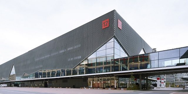 Eröffnung Halle 12 der Messe Frankfurt Moderne Messehalle 12 der Messe Frankfurt mit Glasfassade und markantem Winkelbau.