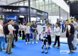 Fachbesucherinnen und Fachbesucher beobachten einen Roboter am Ausstellerstand der Prolight + Sound Guangzhou.