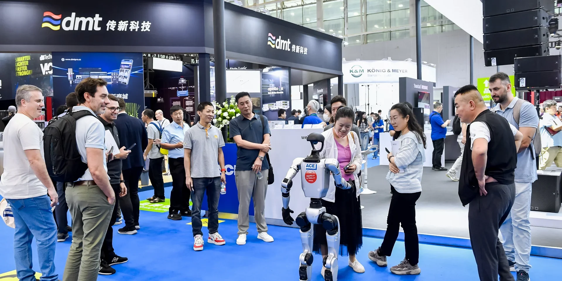 ausstellerservives_prolight_sound_guangzhou_6 Fachbesucherinnen und Fachbesucher beobachten einen Roboter am Ausstellerstand der Prolight + Sound Guangzhou.