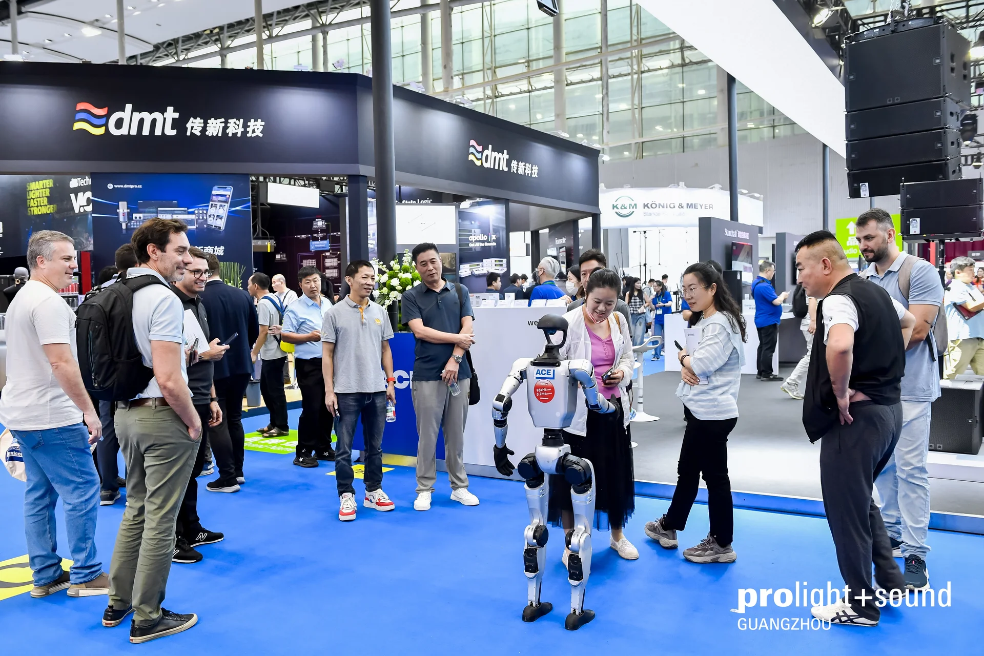 Fachbesucherinnen und Fachbesucher beobachten einen Roboter am Ausstellerstand der Prolight + Sound Guangzhou.