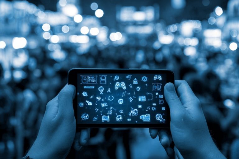 Gamification Event-Branche Eine Person hält ein Smartphone mit leuchtenden Gaming-Symbolen vor einer verschwommenen Menschenmenge.