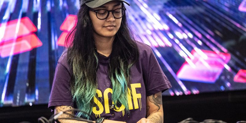 Fingerdrummerin Gnarly auf der Prolight + Sound 2022