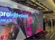 Beleuchteter Schriftzug „Prolight + Sound Bangkok“ am Messeeingang im BITEC Bangkok.