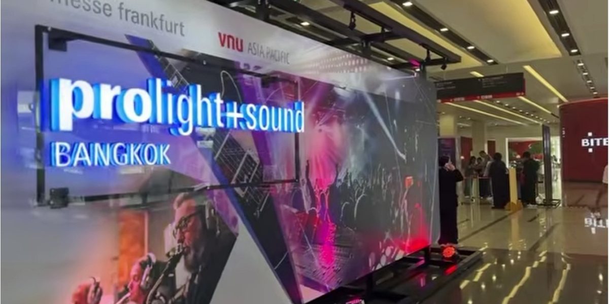 Beleuchteter Schriftzug „Prolight + Sound Bangkok“ am Messeeingang im BITEC Bangkok.