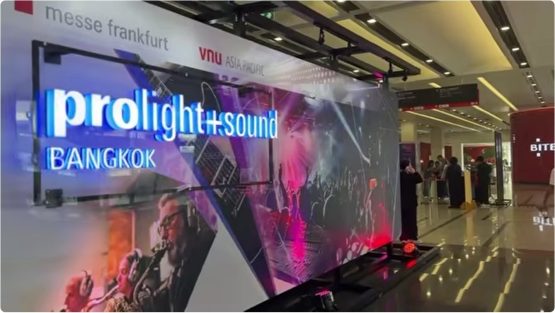 Beleuchteter Schriftzug „Prolight + Sound Bangkok“ am Messeeingang im BITEC Bangkok.