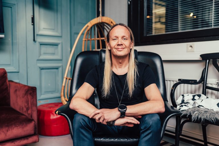 Auf der Prolight + Sound 2024 wird der Bühnen- und Lichtdesigner Mikki Kunttu eine Keynote-Präsentation über Theaterdesign halten.