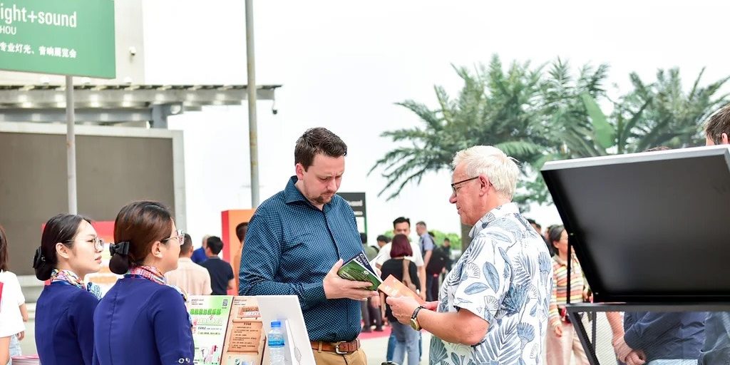 Internationale Buyer informieren sich am Infocounter der Prolight + Sound Guangzhou