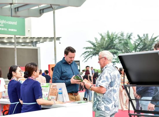 Internationale Buyer informieren sich am Infocounter der Prolight + Sound Guangzhou