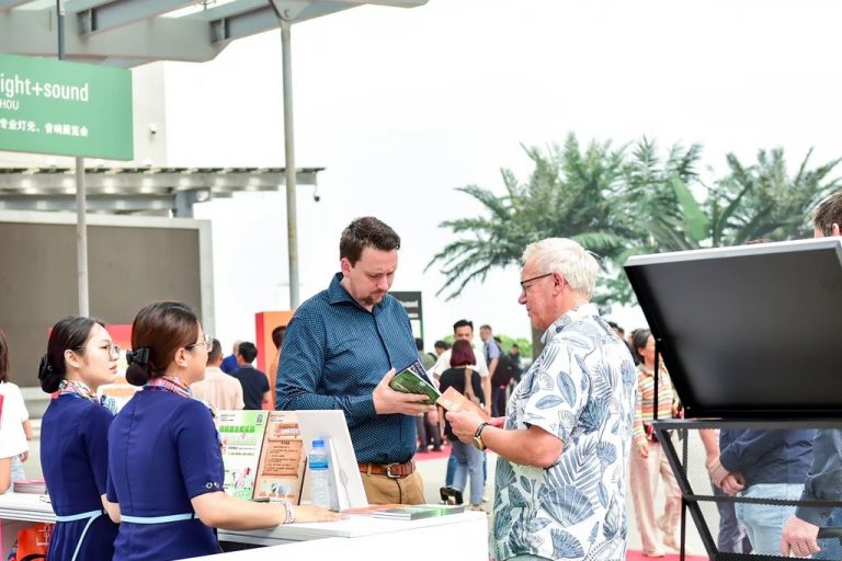 Internationale Buyer informieren sich am Infocounter der Prolight + Sound Guangzhou