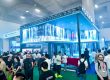 Messestand mit großer LED-Installation, viele Besucher im Gespräch und auf Erkundung