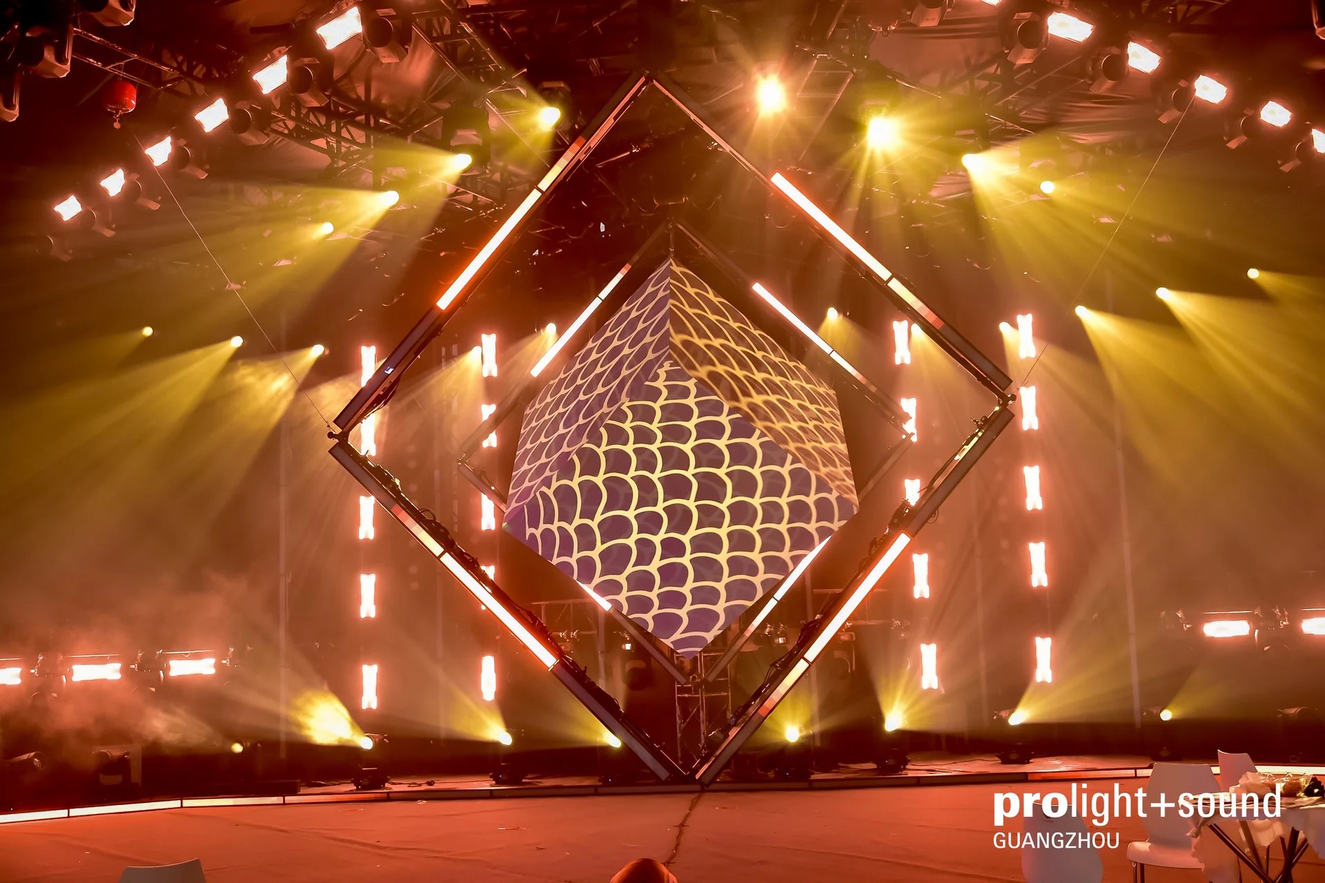 Spektakuläre Lichtinstallation mit LED-Würfel und Showbeleuchtung auf der Prolight + Sound Guangzhou