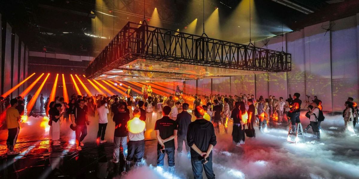 Lichtshow mit Publikum, Nebel und Traversen auf der Prolight + Sound Guangzhou.
