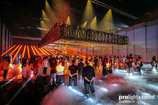 Lichtshow mit Publikum, Nebel und Traversen auf der Prolight + Sound Guangzhou.