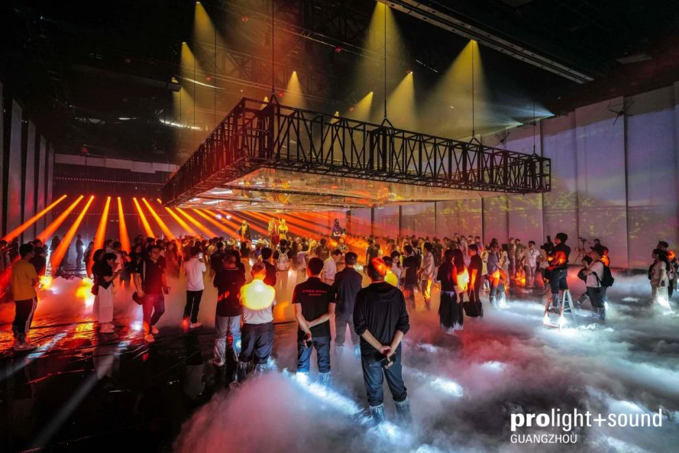 Lichtshow mit Publikum, Nebel und Traversen auf der Prolight + Sound Guangzhou.