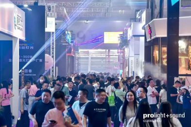 Gut besuchte Messehalle mit Lichtshows, Ständen und Prolight + Sound Guangzhou Branding