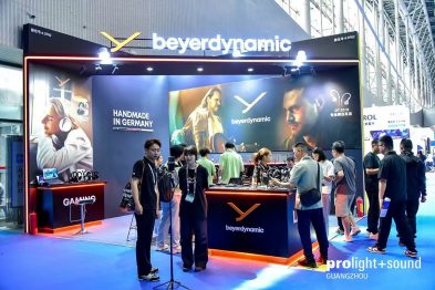 Beyerdynamic-Messestand mit Kopfhörern, Produktpräsentation und Fachbesuchern