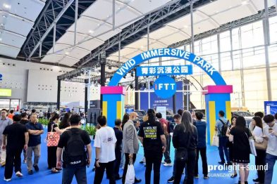 Eingang zum Vivid Immersive Park mit Besucherinnen und Besuchern in der Messehalle