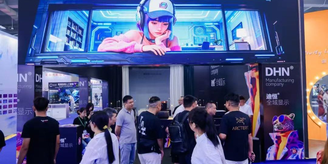 LED-Display am DHN-Stand mit Fachbesuchern und digitaler Bildwelt