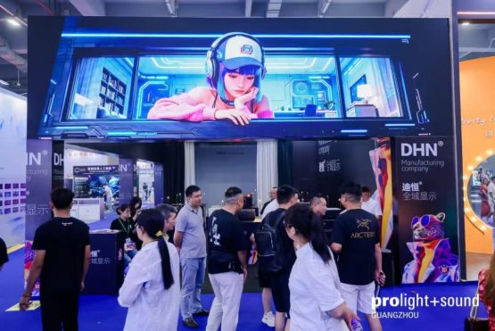 LED-Display am DHN-Stand mit Fachbesuchern und digitaler Bildwelt