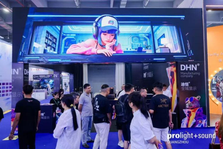 LED-Display am DHN-Stand mit Fachbesuchern und digitaler Bildwelt