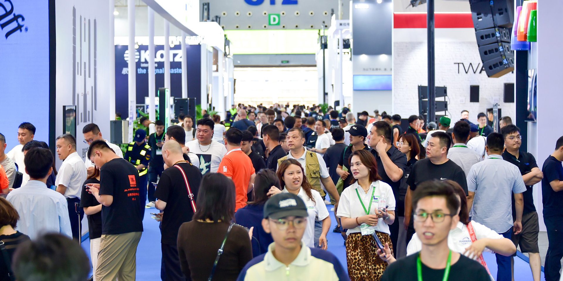 Gut besuchte Messehalle mit Ständen und Fachpublikum auf der Prolight + Sound Guangzhou.