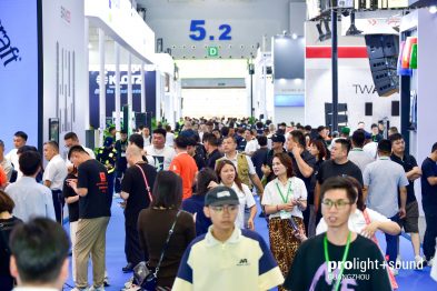 Gut besuchte Messehalle mit Ständen und Fachpublikum auf der Prolight + Sound Guangzhou.