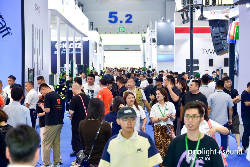 Gut besuchte Messehalle mit Ständen und Fachpublikum auf der Prolight + Sound Guangzhou.