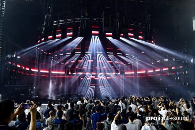 Publikum fotografiert eine große Licht- und Bühnenshow mit LED-Wänden