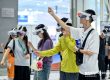 Besucher testen VR-Brillen auf der Prolight + Sound Guangzhou