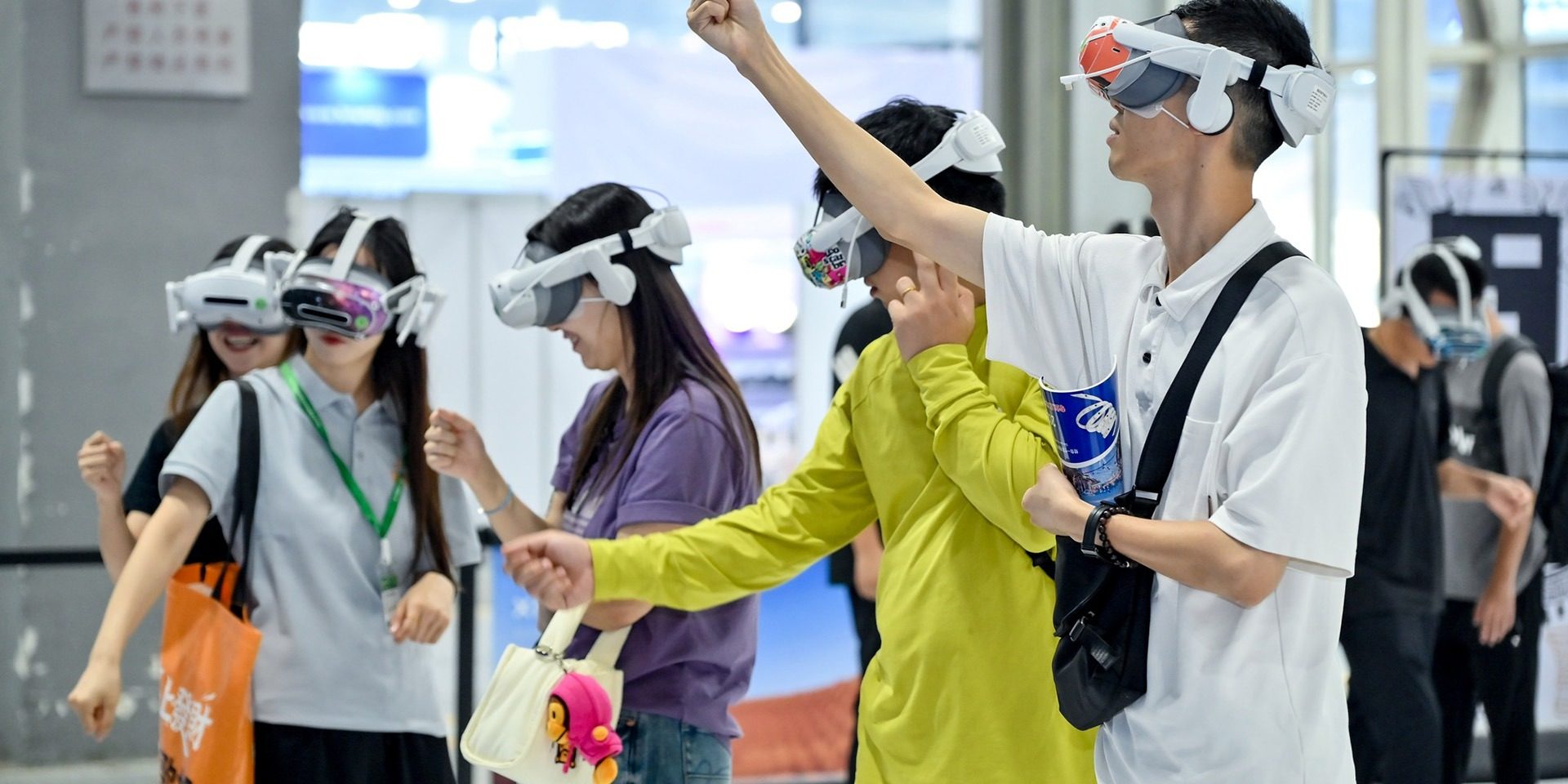 Besucher testen VR-Brillen auf der Prolight + Sound Guangzhou