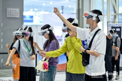 Besucher testen VR-Brillen auf der Prolight + Sound Guangzhou