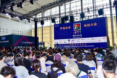 Publikum verfolgt eine Präsentation auf der IFTT-Bühne der Prolight + Sound Guangzhou